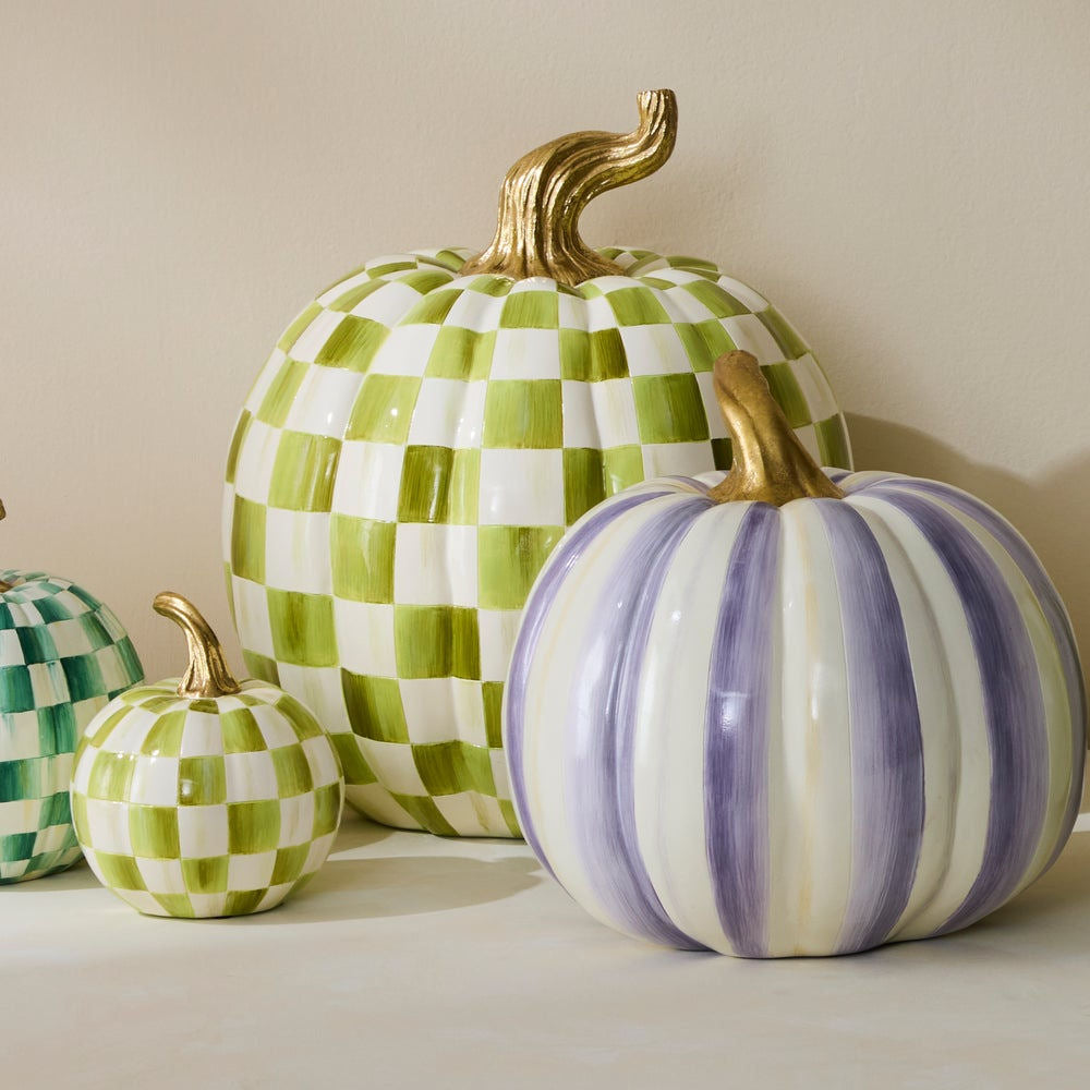 Velká dekorativní dýně Moss Check od MacKenzie-Childs s mechově zeleným kostkovaným vzorem a zlatým stonkem, Waterfall Bathrooms.