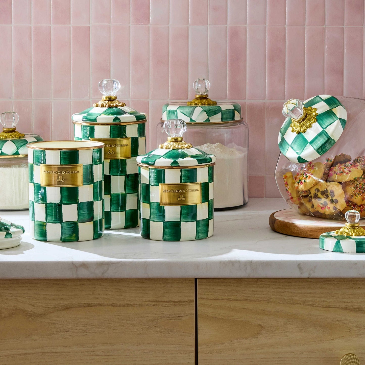 Velká kuchyňská dóza Emerald Check od MacKenzie-Childs se zeleným kostkovaným vzorem, Waterfall Bathrooms.