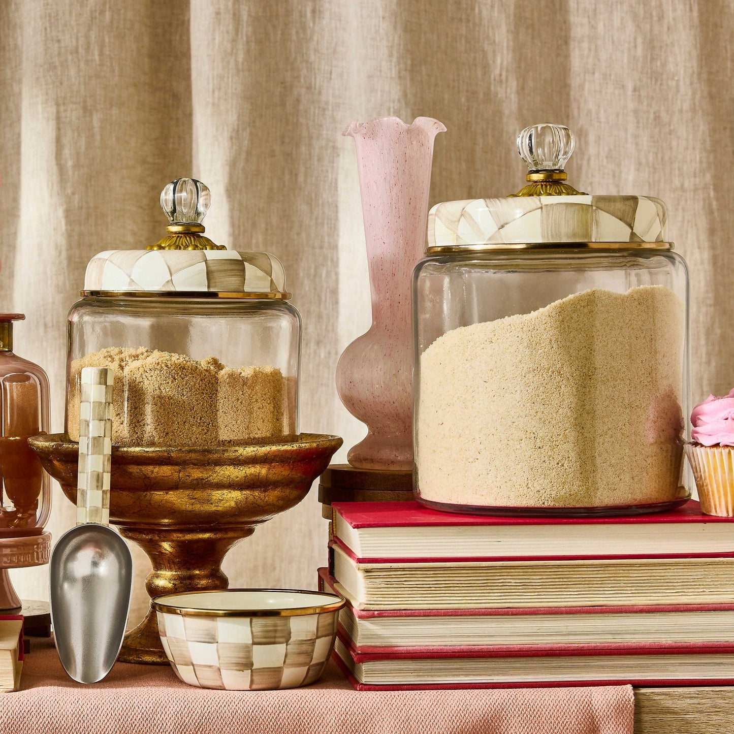 Velká skleněná kuchyňská dóza Mocha Check od MacKenzie-Childs se smaltovaným víkem s kávovými kostkami, Waterfall Bathrooms.