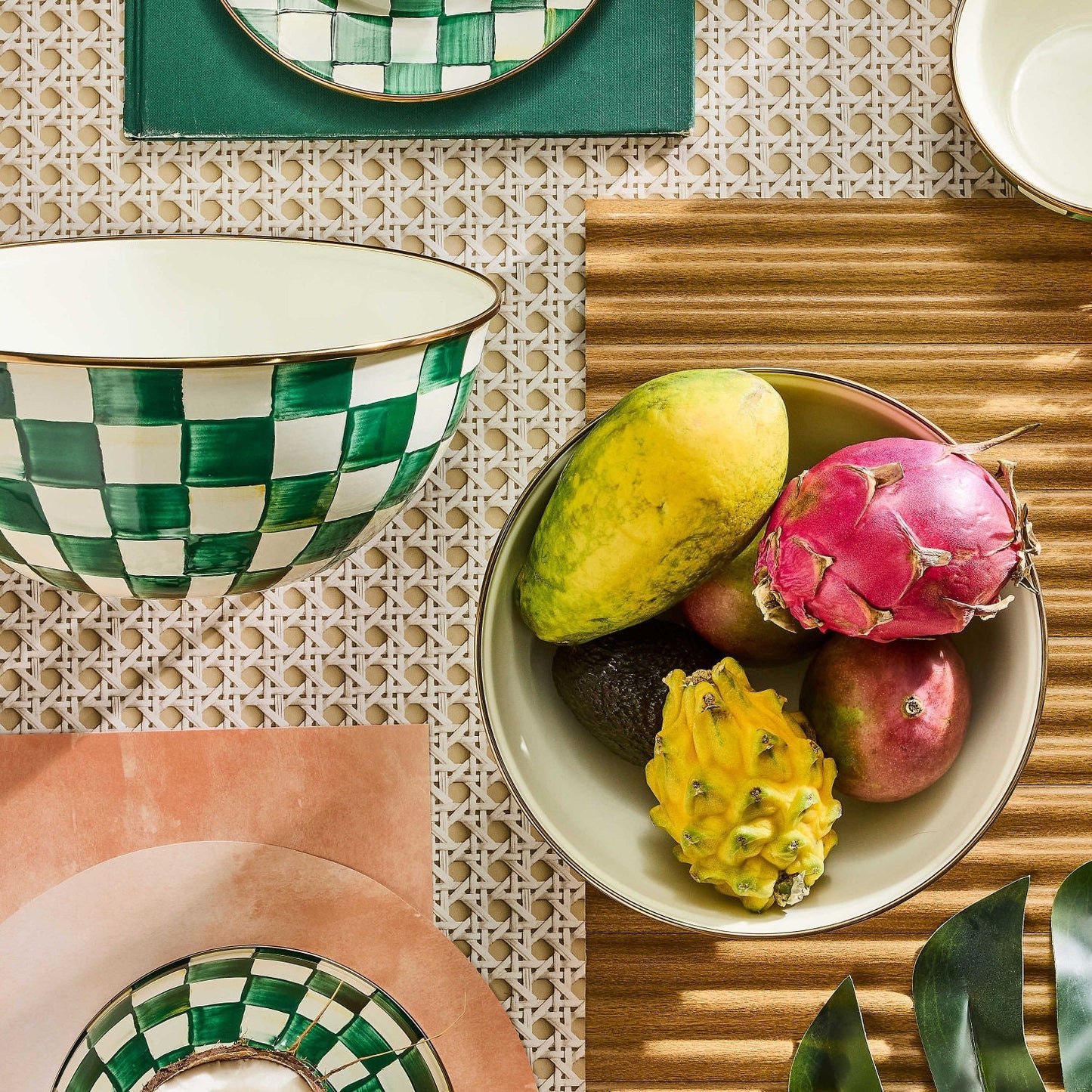 Velká smaltovaná miska Emerald Check od MacKenzie-Childs se zeleným kostkovaným vzorem, Waterfall Bathrooms.