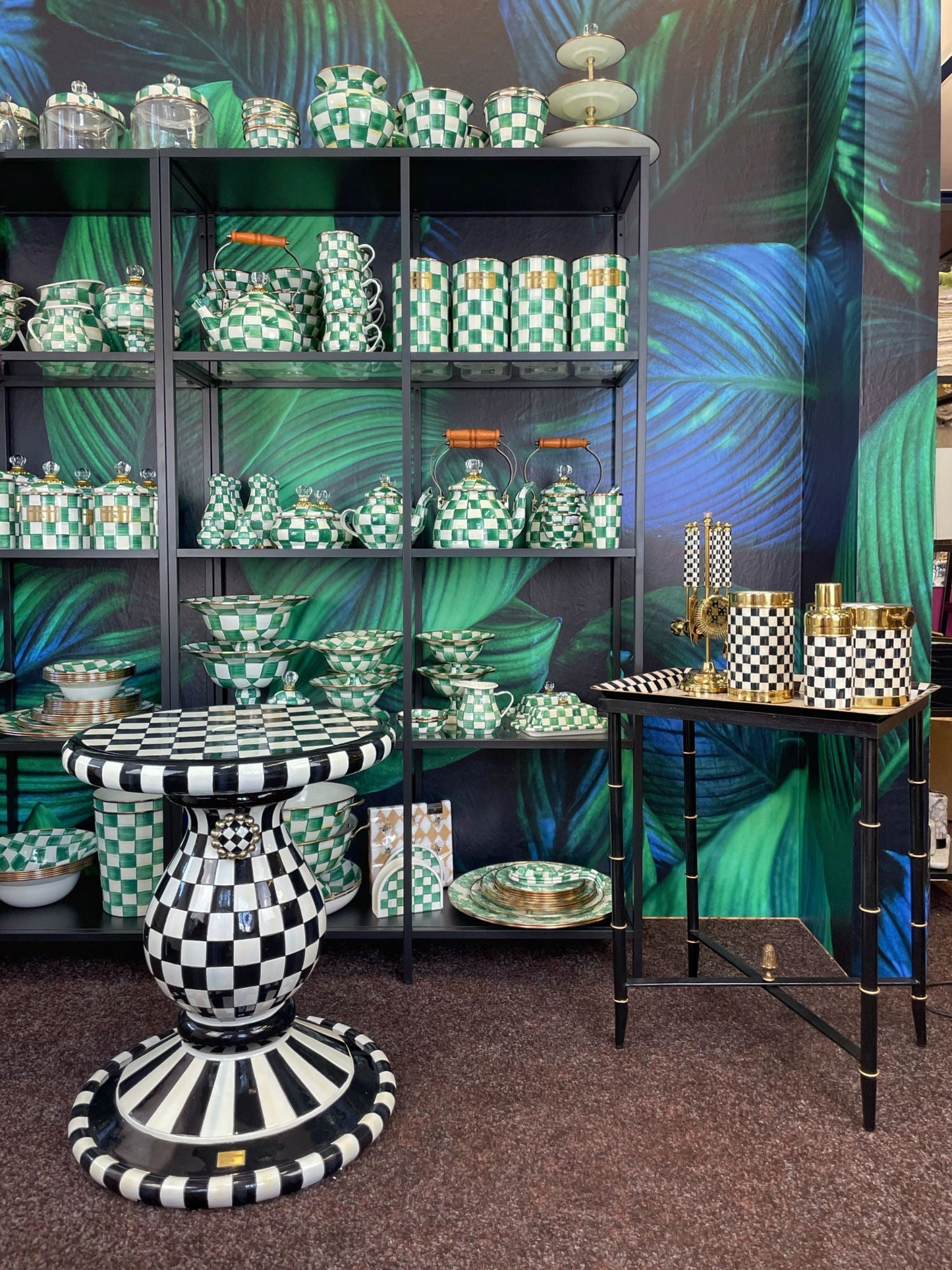 Velká váza Emerald Check od MacKenzie-Childs se zeleným kostkovaným vzorem, Waterfall Bathrooms.