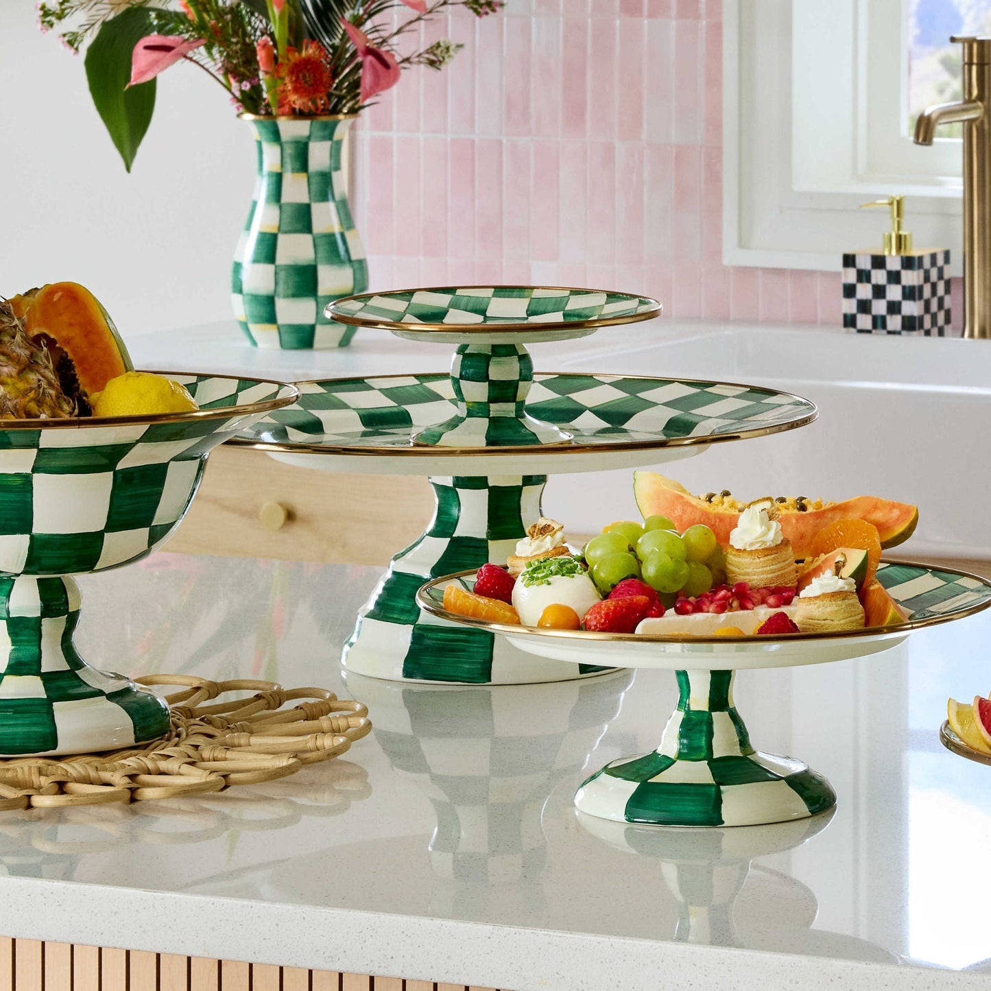 Velký servírovací podnos na nožce Emerald Check od MacKenzie-Childs se zeleným kostkovaným vzorem, Waterfall Bathrooms.