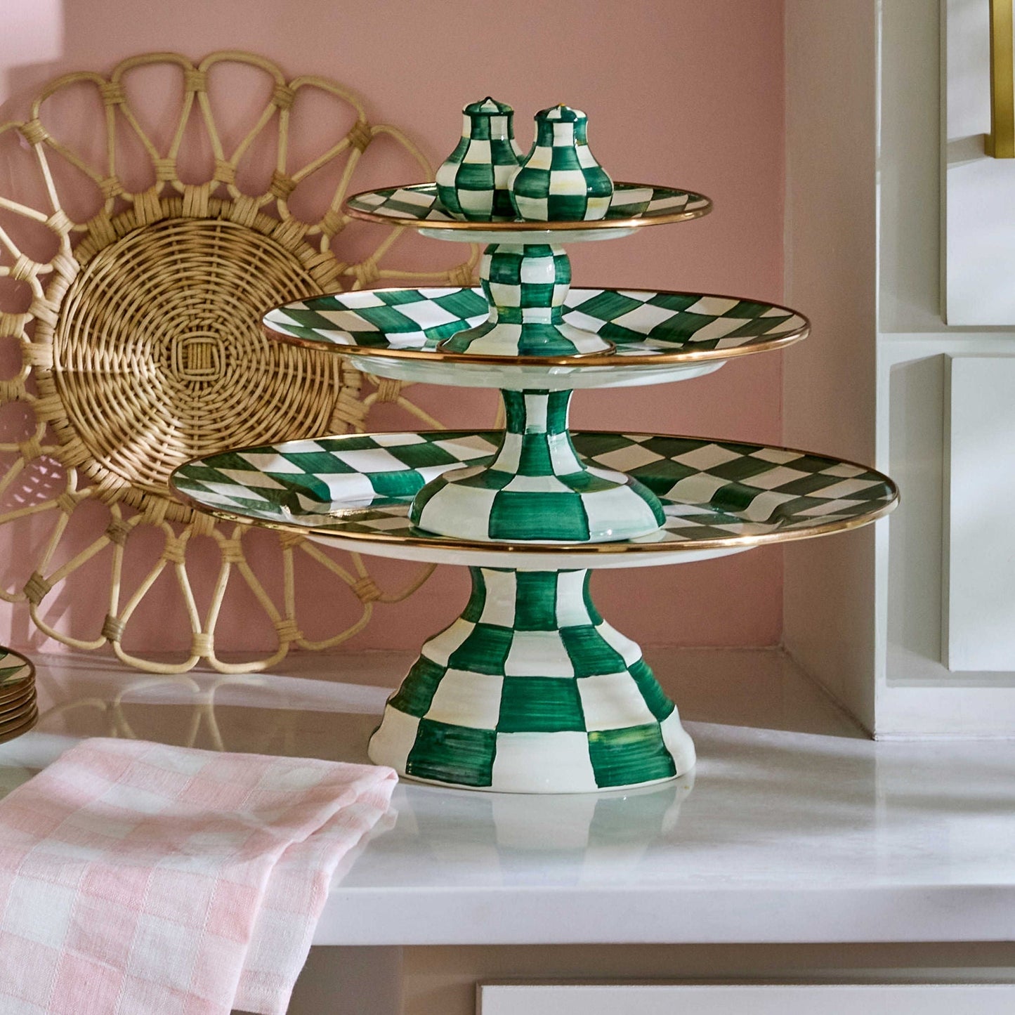 Velký servírovací podnos na nožce Emerald Check od MacKenzie-Childs se zeleným kostkovaným vzorem, Waterfall Bathrooms.