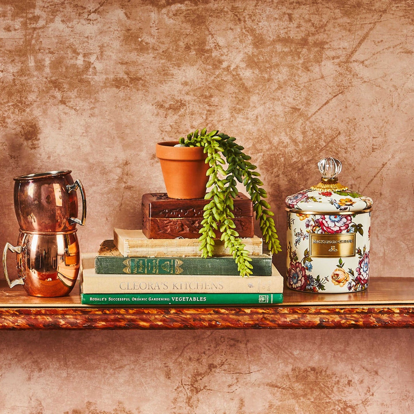 Bílá dóza Flower Market od MacKenzie-Childs (Malá), ručně glazovaná ocel, ručně nanášené květinové motivy, bronzový okraj, skleněný úchyt, Waterfall Bathrooms.