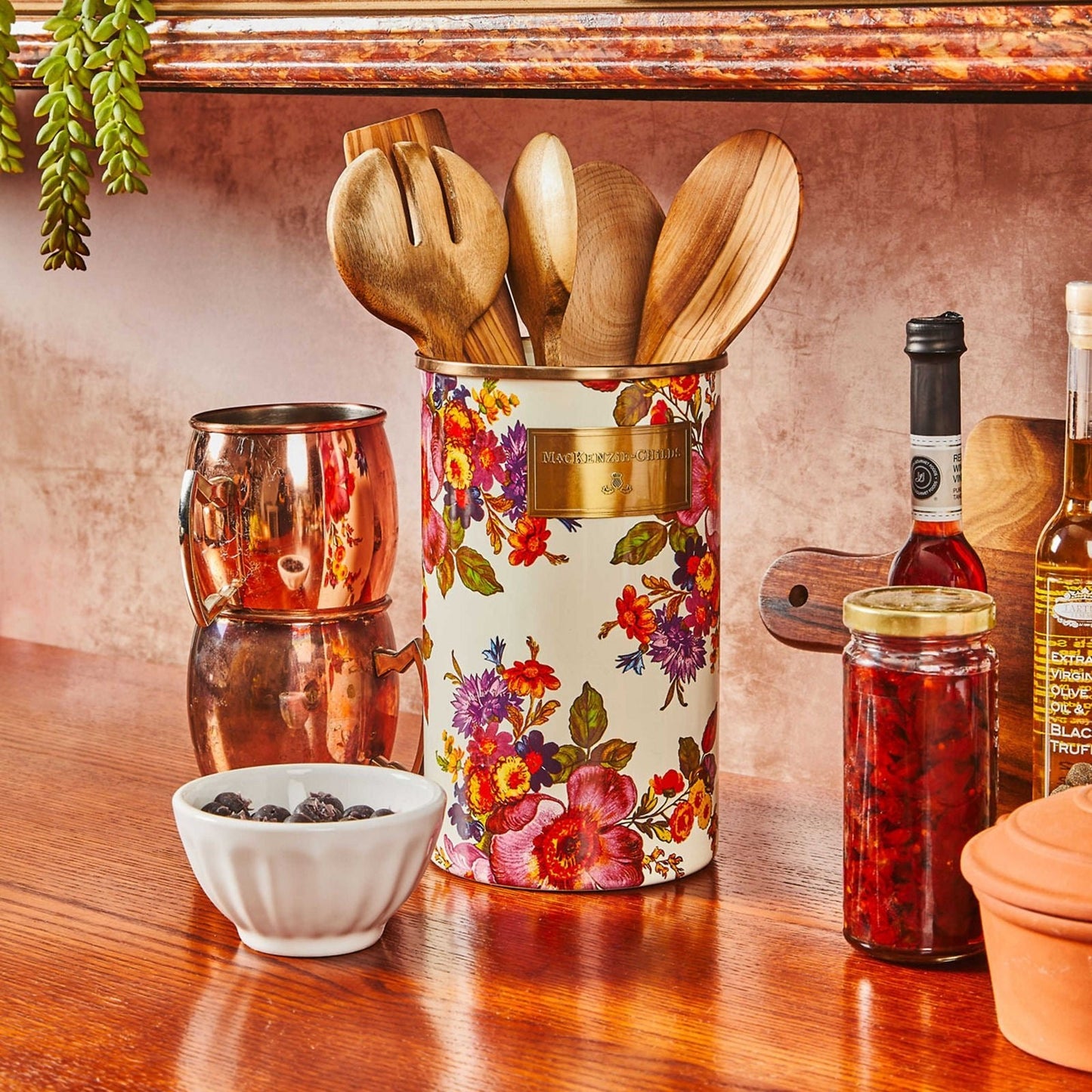 Bílý smaltovaný držák na kuchyňské náčiní Flower Market od MacKenzie-Childs, květinové motivy, Waterfall Bathrooms.