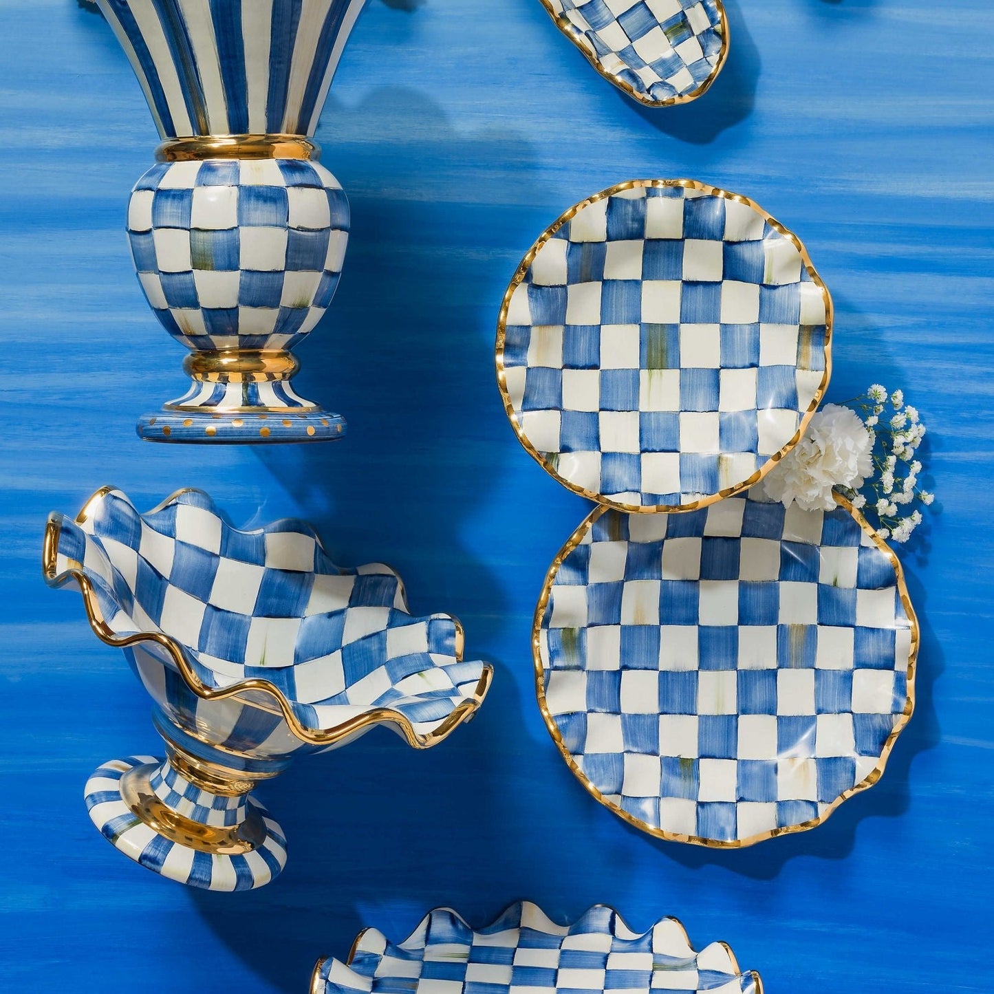 Luxusní dezertní talíř Royal Check Blue od MacKenzie-Childs, keramika, ručně malovaný vzor, zlatý lesk, Waterfall Bathrooms.