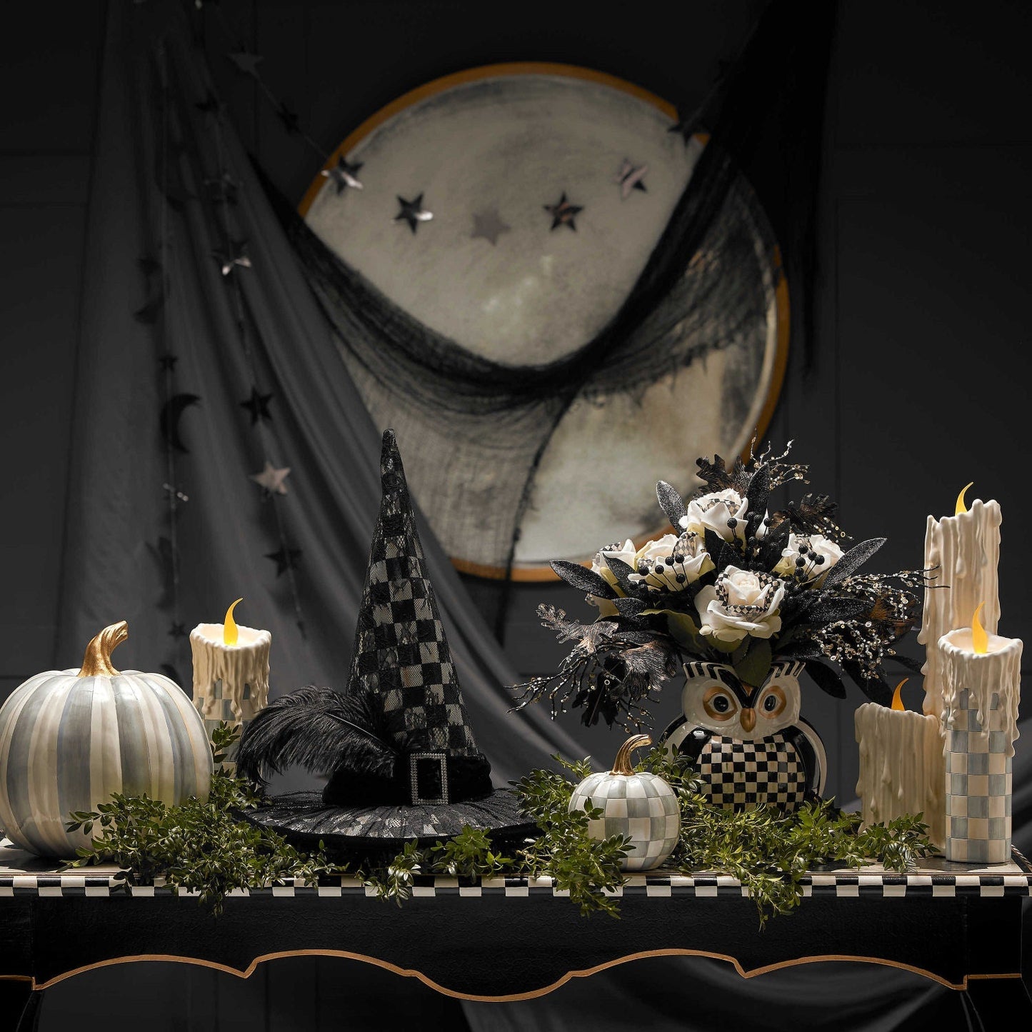 Mini halloweenská dýně Sterling Check od MacKenzie-Childs, pryskyřice, šedé šachovnice, stonek se zlatým listem, Waterfall Bathrooms.