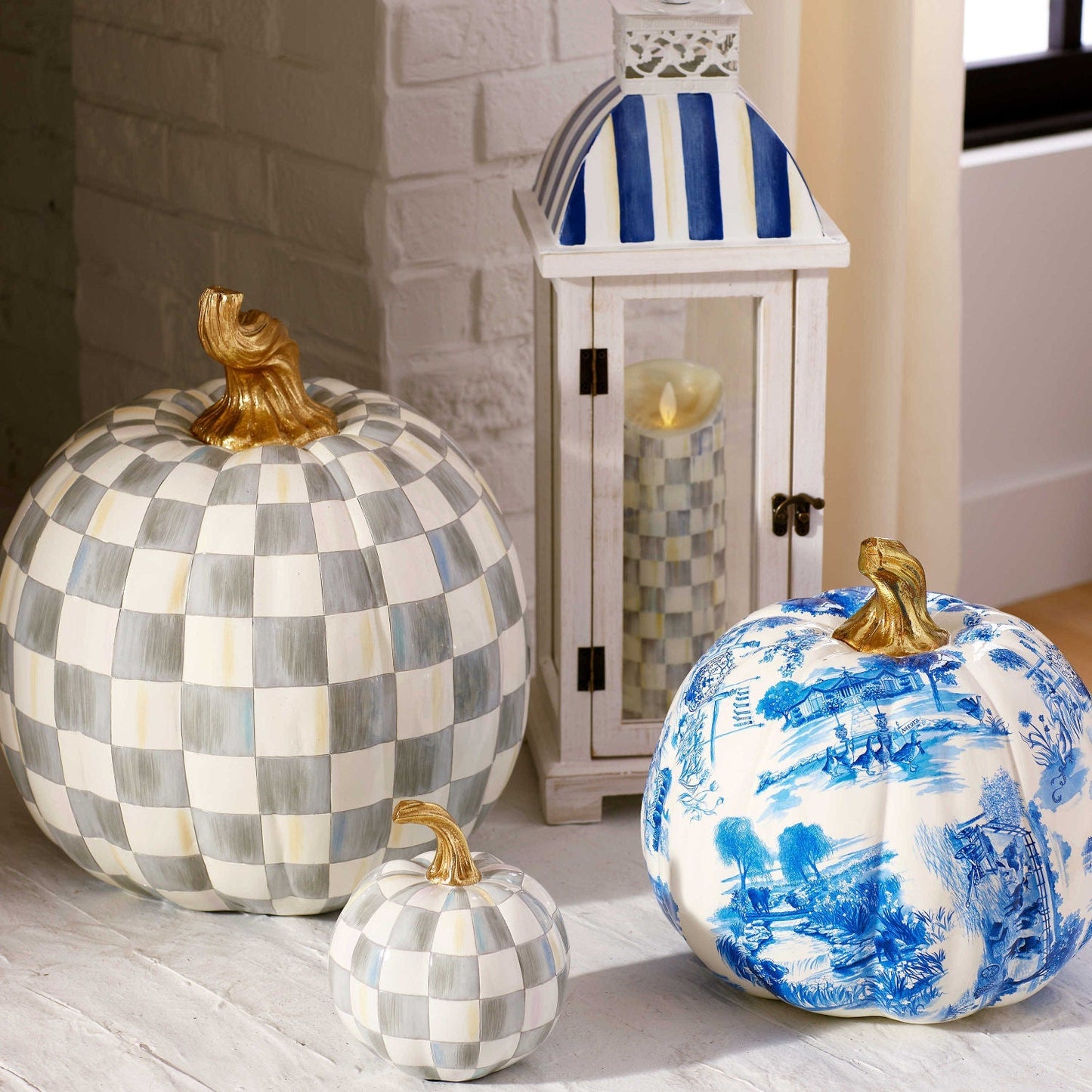 Mini halloweenská dýně Sterling Check od MacKenzie-Childs, pryskyřice, šedé šachovnice, stonek se zlatým listem, Waterfall Bathrooms.