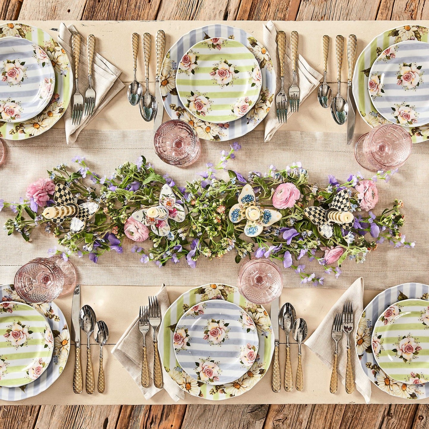 Modrý porcelánový talíř "Wildflowers" od MacKenzie-Childs, ručně malované květy, luxusní design, Waterfall Bathrooms.