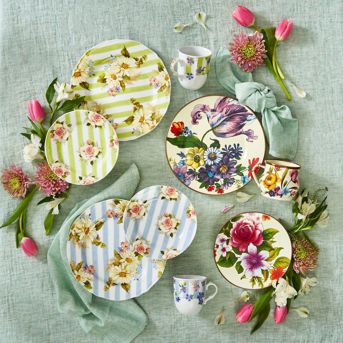 Modrý porcelánový talíř "Wildflowers" od MacKenzie-Childs, ručně malované květy, luxusní design, Waterfall Bathrooms.