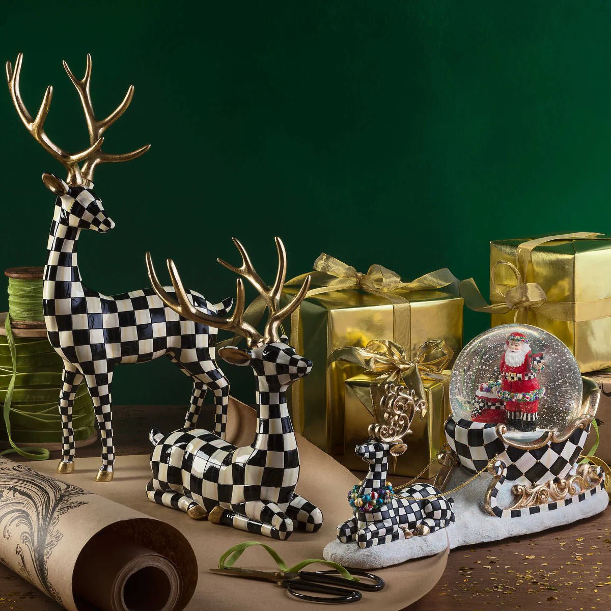 Sedící jelen Checkmate od MacKenzie-Childs, ručně malovaný vzor Courtly Check®, zlaté detaily, Waterfall Bathrooms.