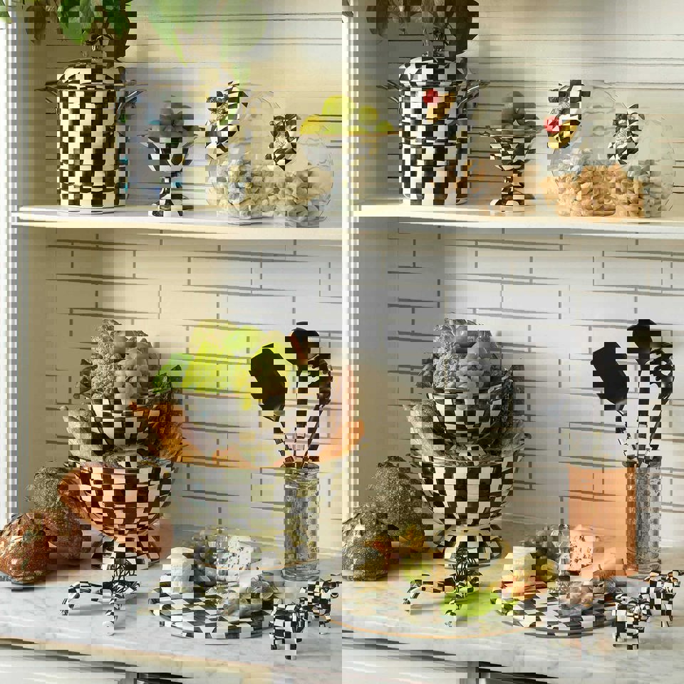 Smaltovaná mísa Courtly Check Almost Everything od MacKenzie-Childs, ručně glazovaná ocel, černobílý šachovnicový vzor Courtly Check, bronzový lem, rukojeti s povrchem starožitné mosazi, Waterfall Bathrooms.