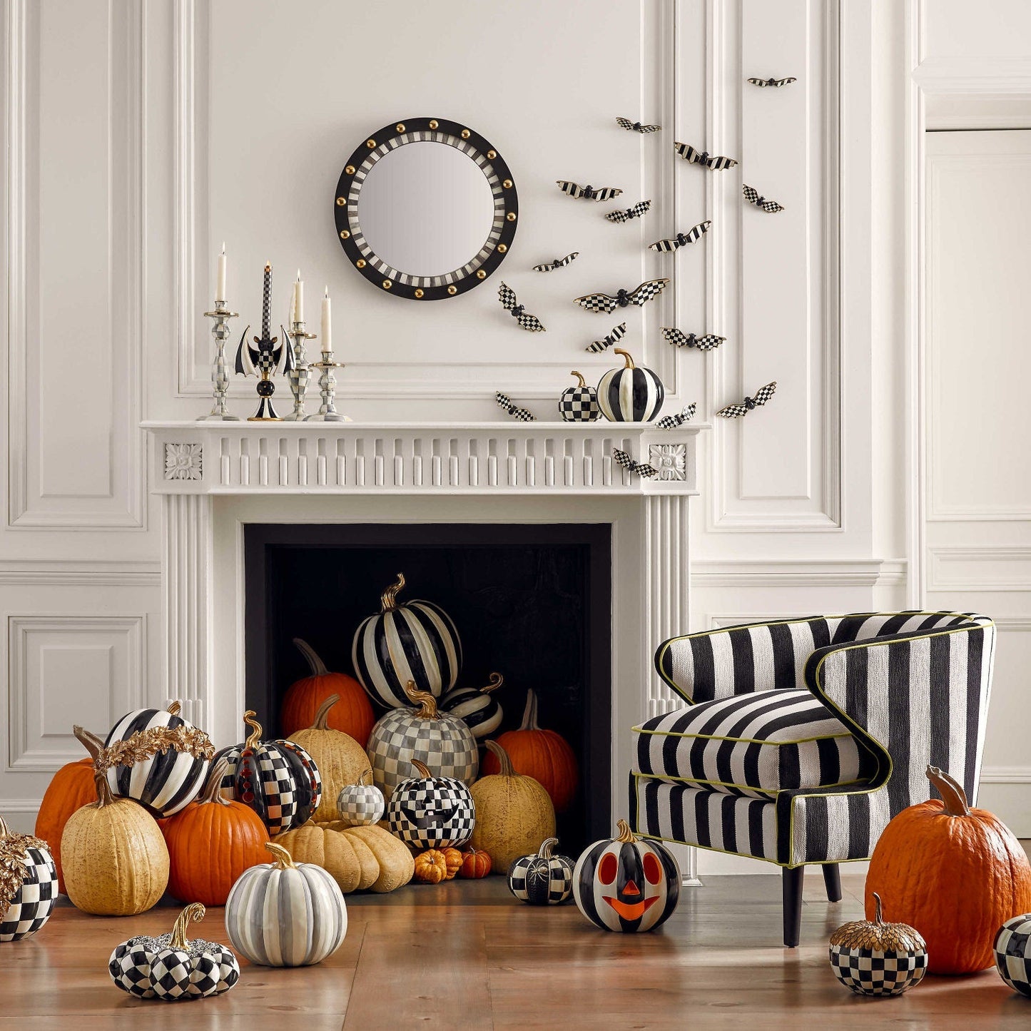 Střední halloweenská dýně Sterling Stripe od MacKenzie-Childs, pryskyřice, šedé pruhy, stonek se zlatým listem, Waterfall Bathrooms.