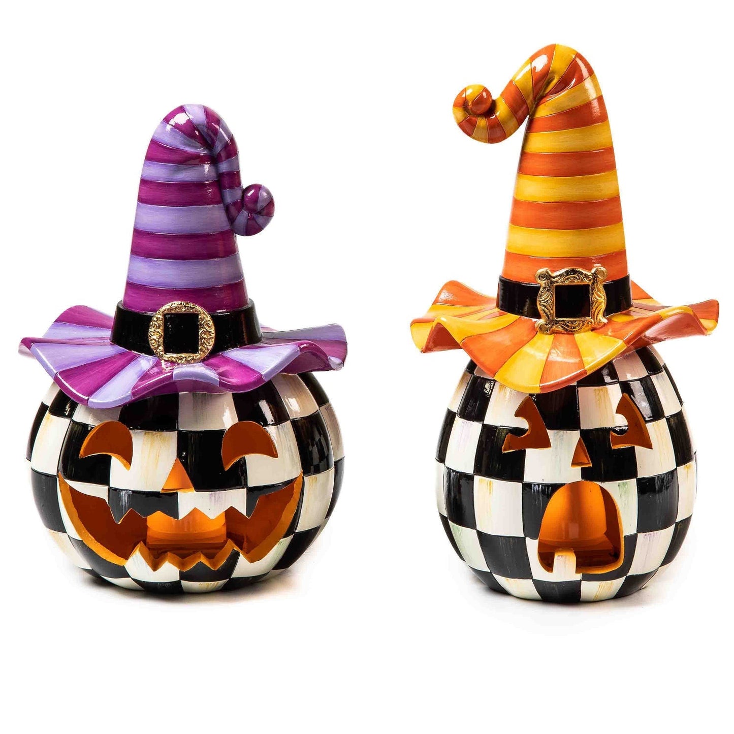 Svítící halloweenská dýně Happy Jack s oranžovým kloboukem od MacKenzie-Childs, pryskyřice, černobílý šachovnicový vzor Courtly Check, LED světlo na baterie, Waterfall Bathrooms.