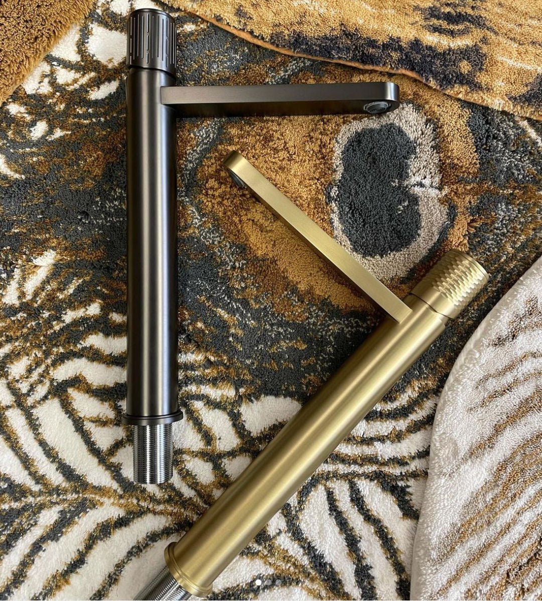 Moderní designové baterie Opera v matné zlaté a Gun metal barvě