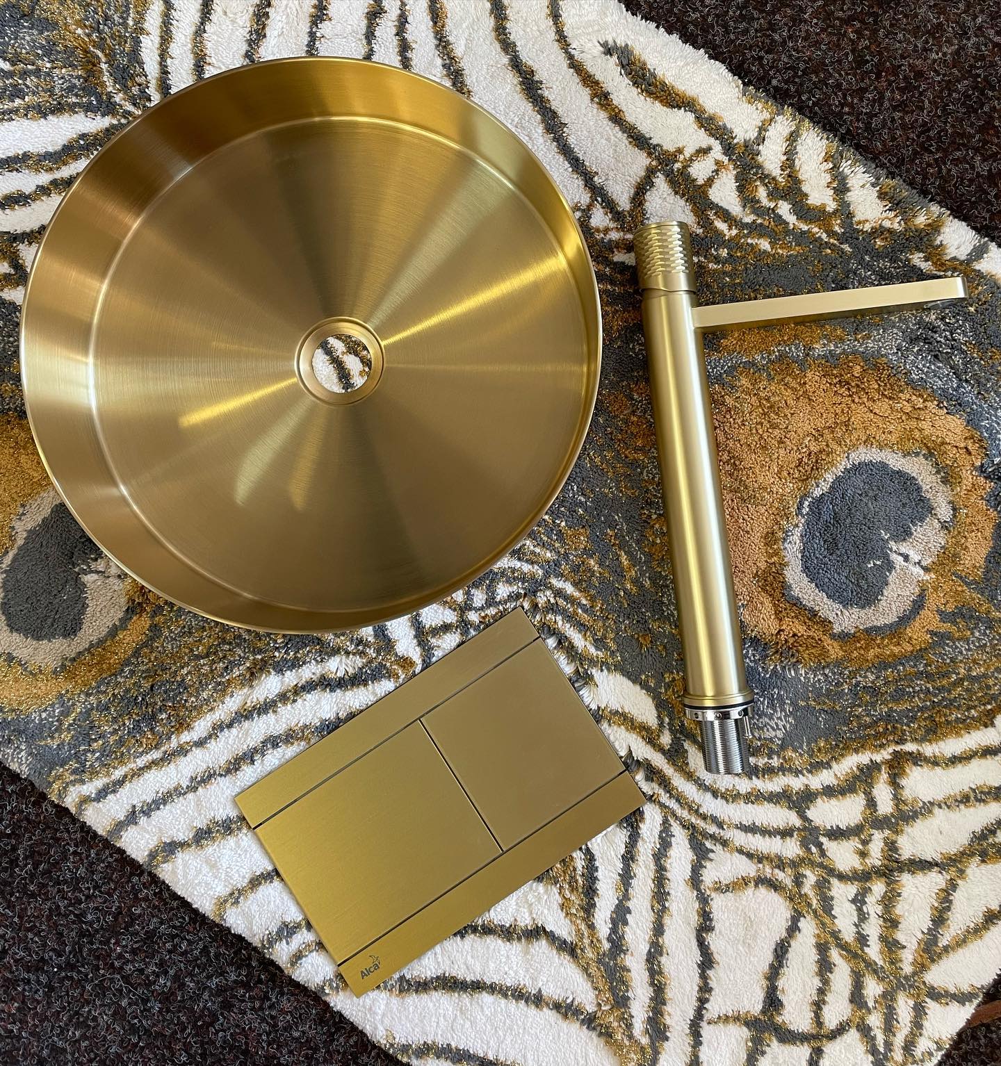 Opera satin Gold koupelna, umyvadlová baterie s umyvadlem