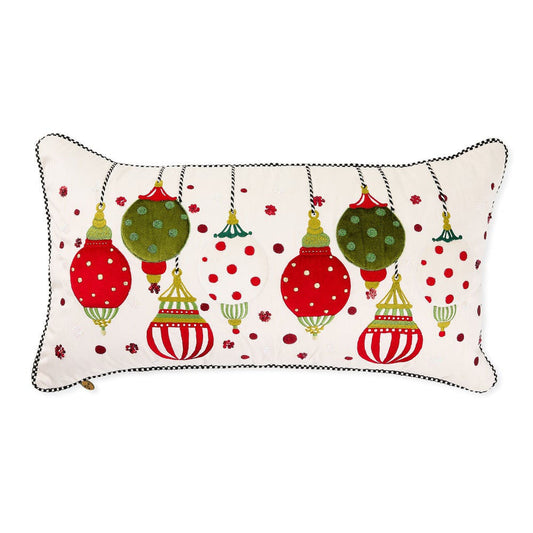 Bederní polštář MacKenzie-Childs Festive Ornaments s vánočními motivy ozdob v červené a zelené barvě, Waterfall Bathrooms.

