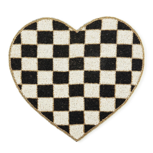 Prostírání ve tvaru srdce Black and White Check od MacKenzie-Childs, černo-bílý kostkovaný vzor, zdobené korálky, Waterfall Bathrooms.
