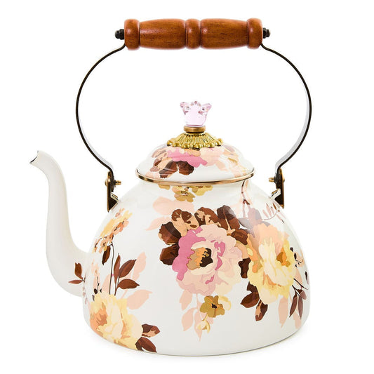Čajová konvice Wild Rose White (2.84 L) od MacKenzie-Childs s květinovými motivy divokých růží a dřevěnou rukojetí, Waterfall Bathrooms.
