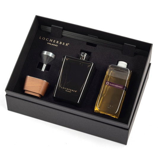 Dárkový set Aroma difuzér Black Karthago (500 ml) od Locherber Milano, vůně granátové jablko, grapefruit, datle a vanilka, Waterfall Bathrooms.