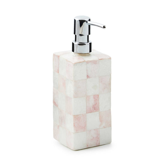 Dávkovač mýdla Capiz Rosy Check od MacKenzie-Childs, vkládaný růžový kostkovaný vzor na průsvitných lasturách capiz s perleťovým leskem, Waterfall Bathrooms.
