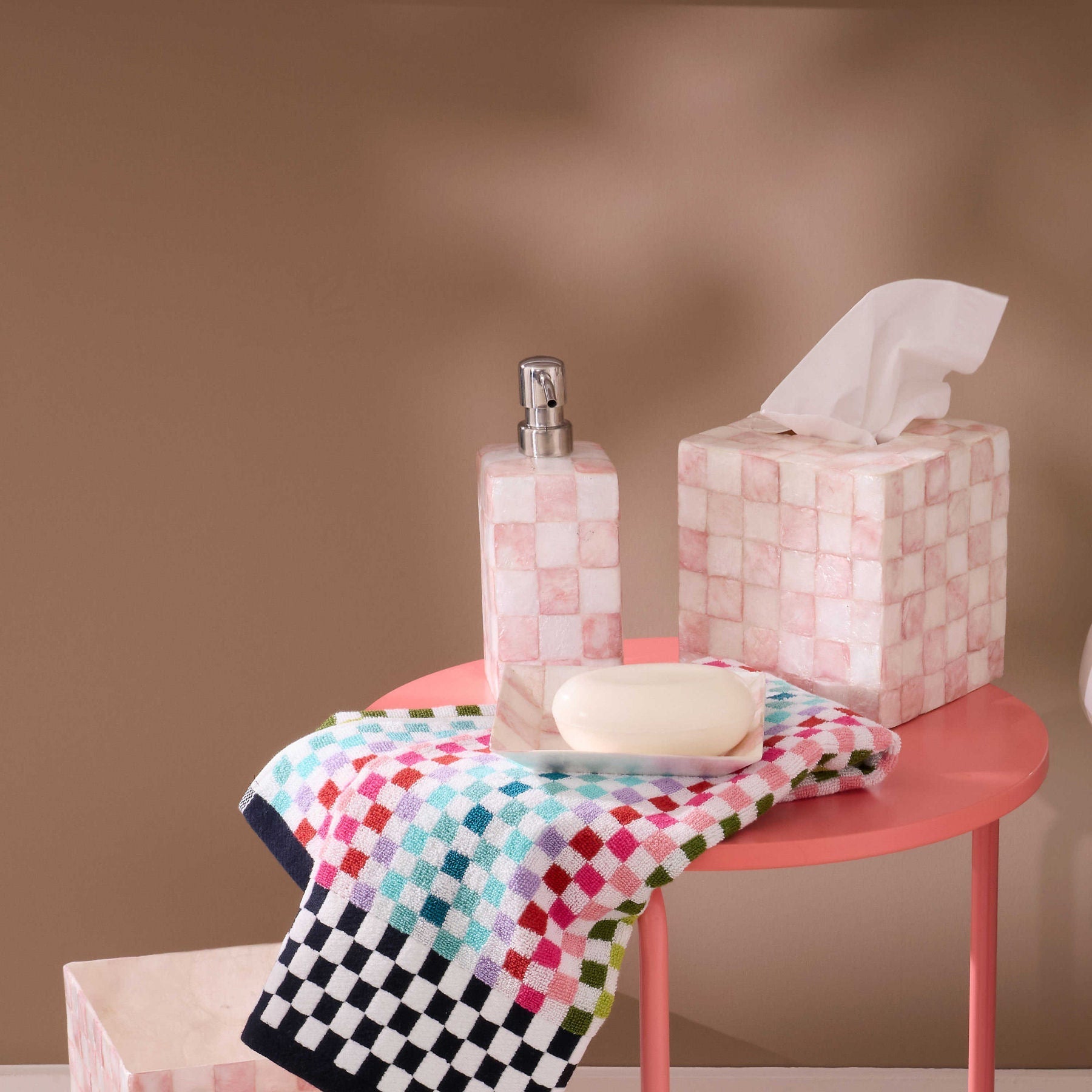 Dávkovač mýdla Capiz Rosy Check od MacKenzie-Childs, vkládaný růžový kostkovaný vzor na průsvitných lasturách capiz s perleťovým leskem, Waterfall Bathrooms.
