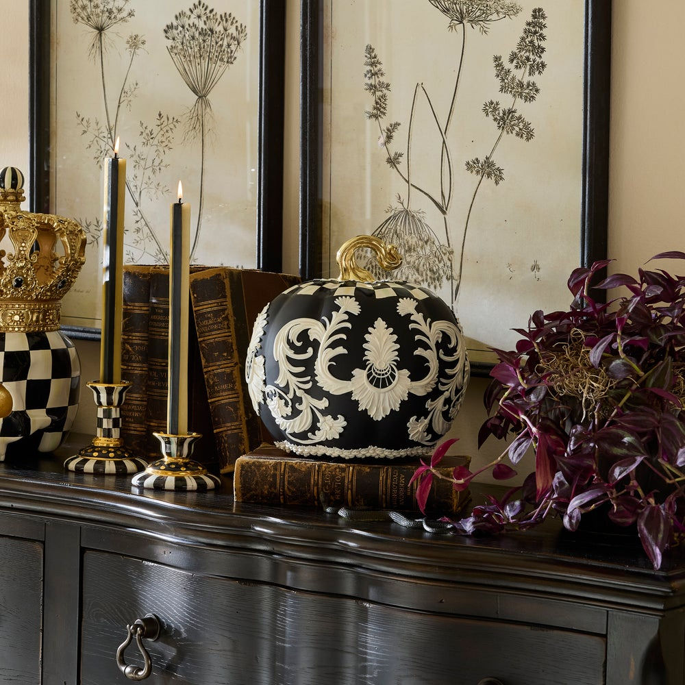 Dekorace malá dýně Glossy Courtly Check od MacKenzie-Childs s černobílým kostkovaným vzorem, Waterfall Bathrooms.
