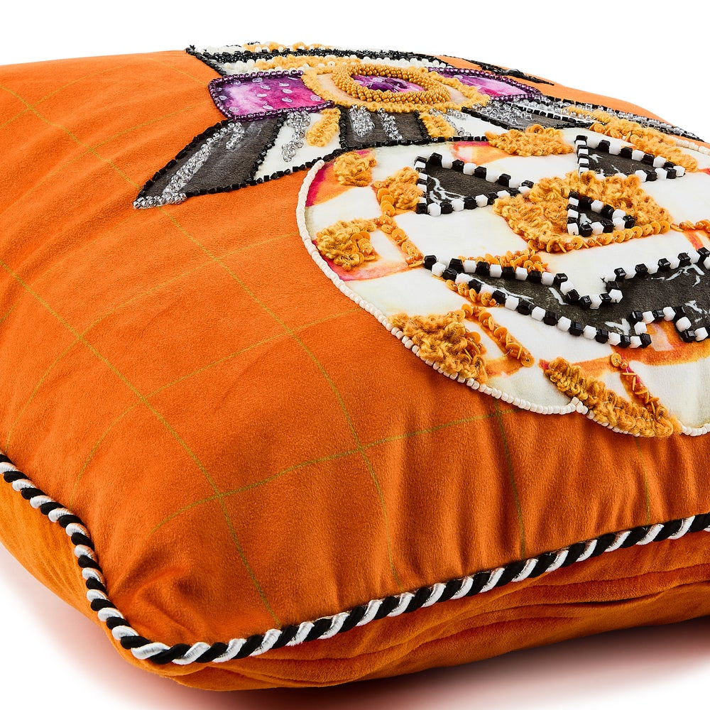 Luxusní sametový polštář ve tvaru dýně s kloboukem a korálkovou výšivkou Jack O' Lantern in Hat Throw Pillow MacKenzie-Childs Waterfall Bathrooms