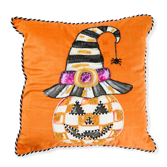 Luxusní sametový polštář ve tvaru dýně s kloboukem a korálkovou výšivkou Jack O' Lantern in Hat Throw Pillow MacKenzie-Childs Waterfall Bathrooms