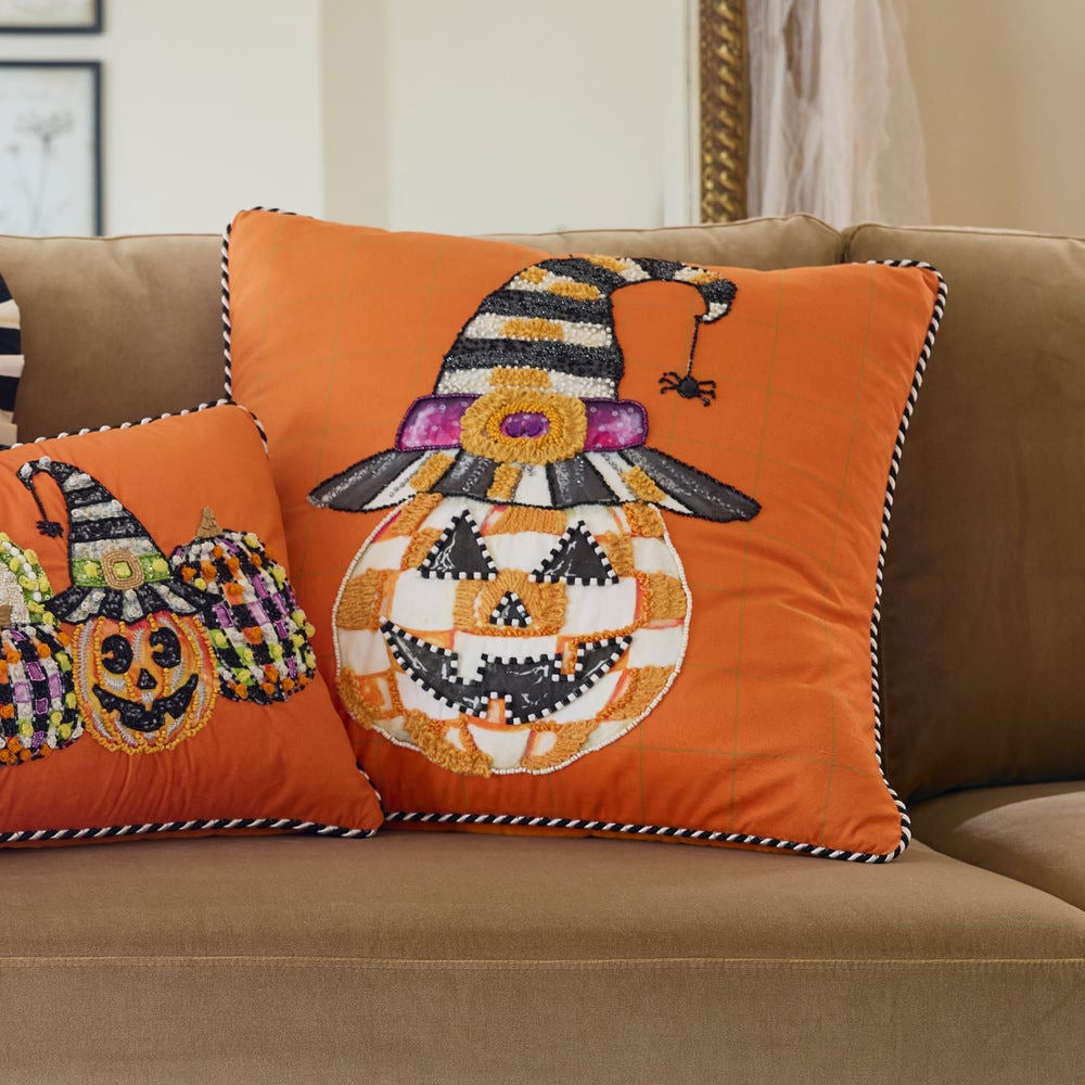 Luxusní sametový polštář ve tvaru dýně s kloboukem a korálkovou výšivkou Jack O' Lantern in Hat Throw Pillow MacKenzie-Childs Waterfall Bathrooms