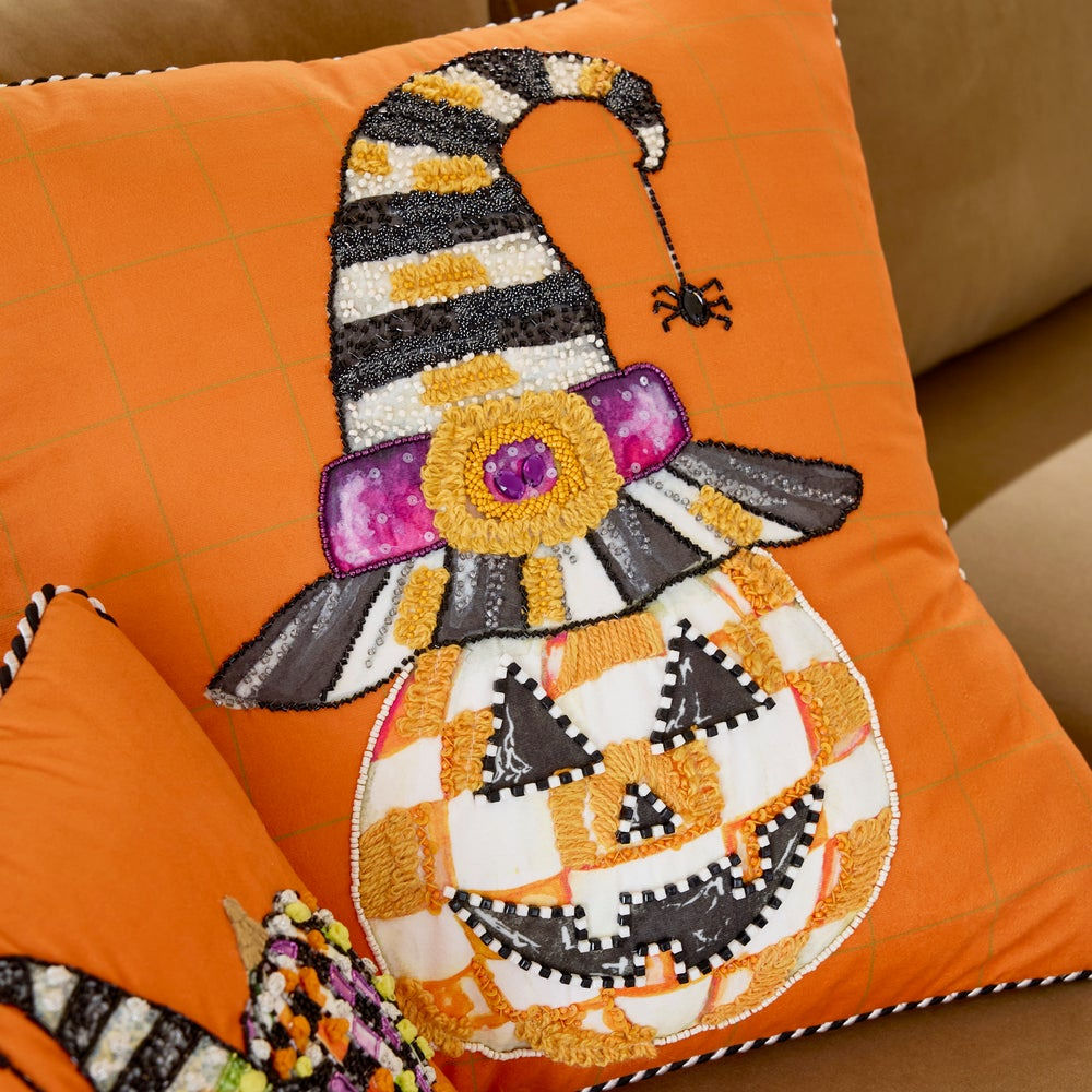 Luxusní sametový polštář ve tvaru dýně s kloboukem a korálkovou výšivkou Jack O' Lantern in Hat Throw Pillow MacKenzie-Childs Waterfall Bathrooms