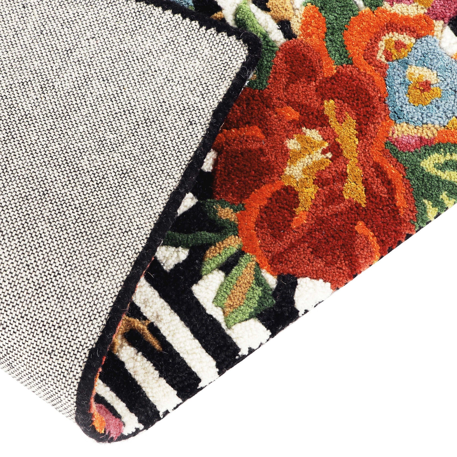 Luxusní vlněný koberec s květinovým vzorem a černo-bílými kostkami Courtly Flower Market Rug MacKenzie-Childs Waterfall Bathrooms