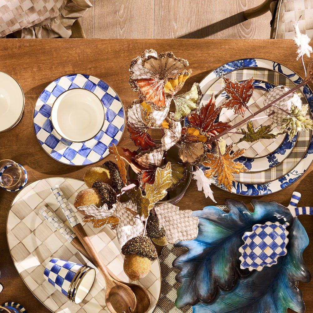 Podzimní dekorační zápich s mini dýněmi a listy s kávovým vzorem Mocha Check a třpytkami MacKenzie-Childs Waterfall Bathrooms