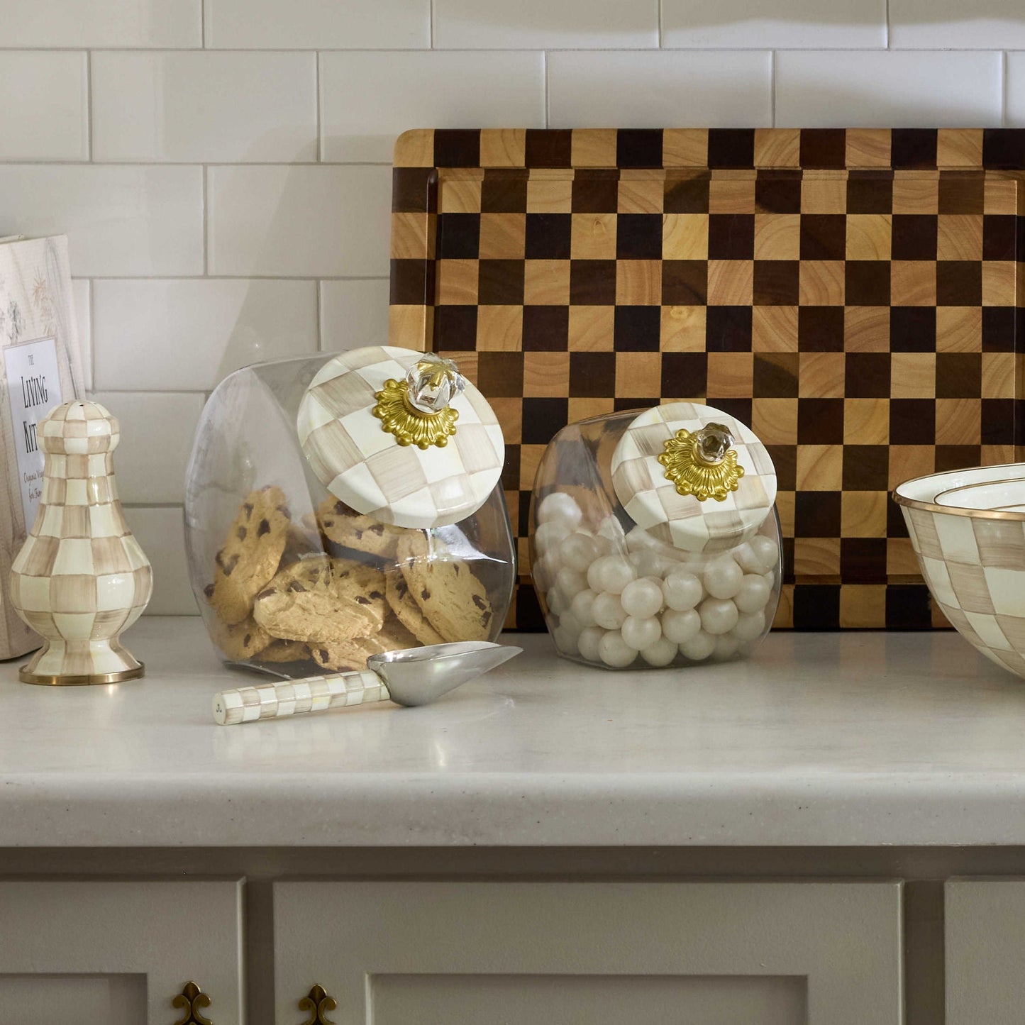 Skleněná dóza na sladkosti s víkem Mocha Check od MacKenzie-Childs s kávovými kostkami a skleněným knopem, Waterfall Bathrooms.