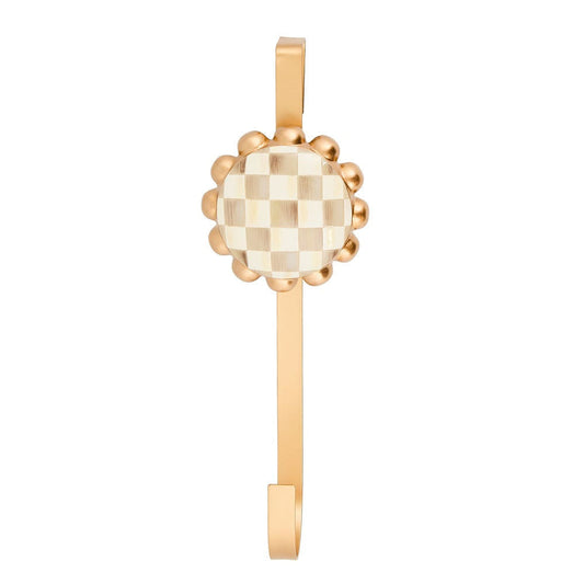 Luxusní kovový držák na věnec s hnědými kostkami Mocha Check Wreath Hanger MacKenzie-Childs Waterfall Bathrooms