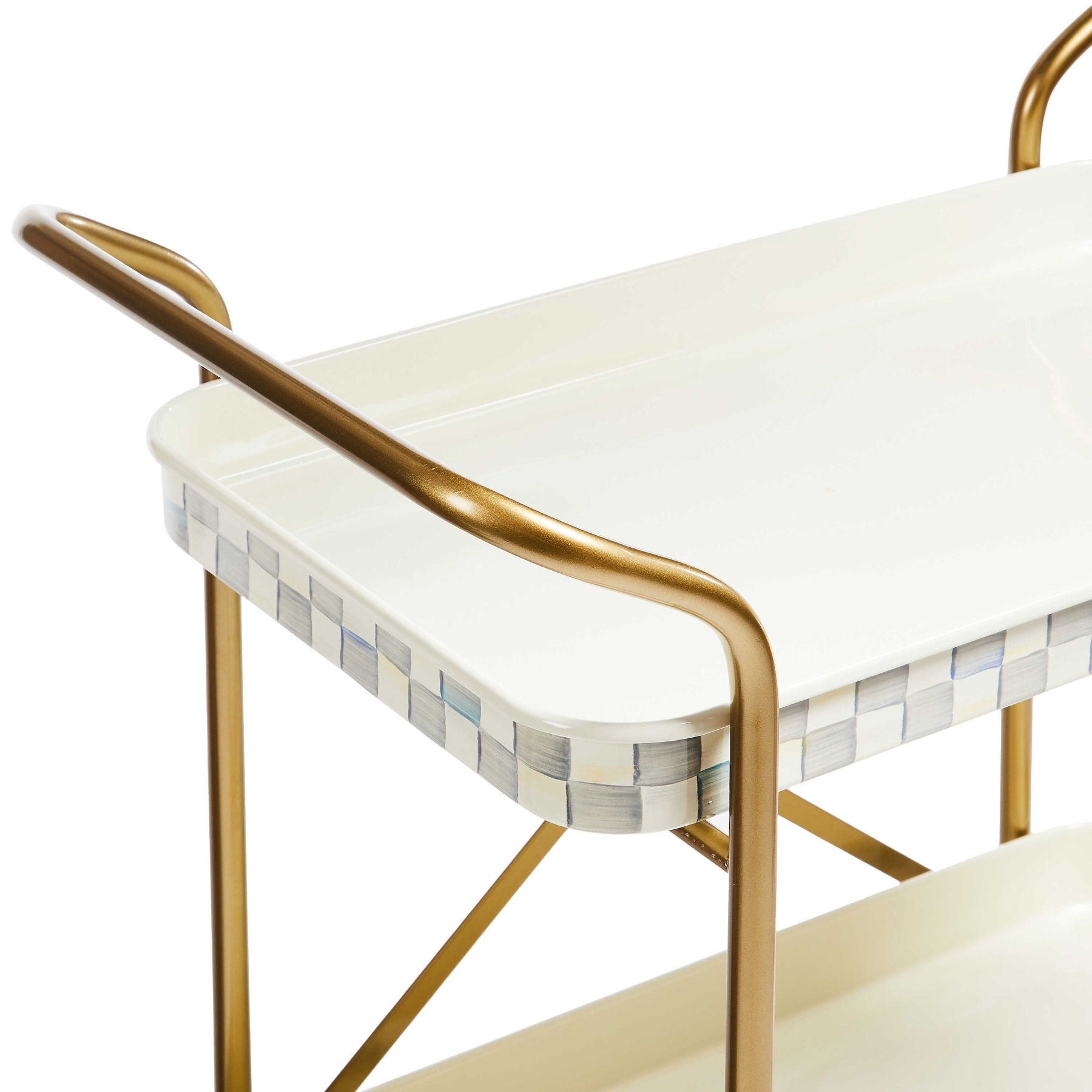 Dvoupatrový kuchyňský vozík Sterling Check od MacKenzie-Childs, s tácy s černobílým kostkovaným vzorem a mosazným rámem, Waterfall Bathrooms.
