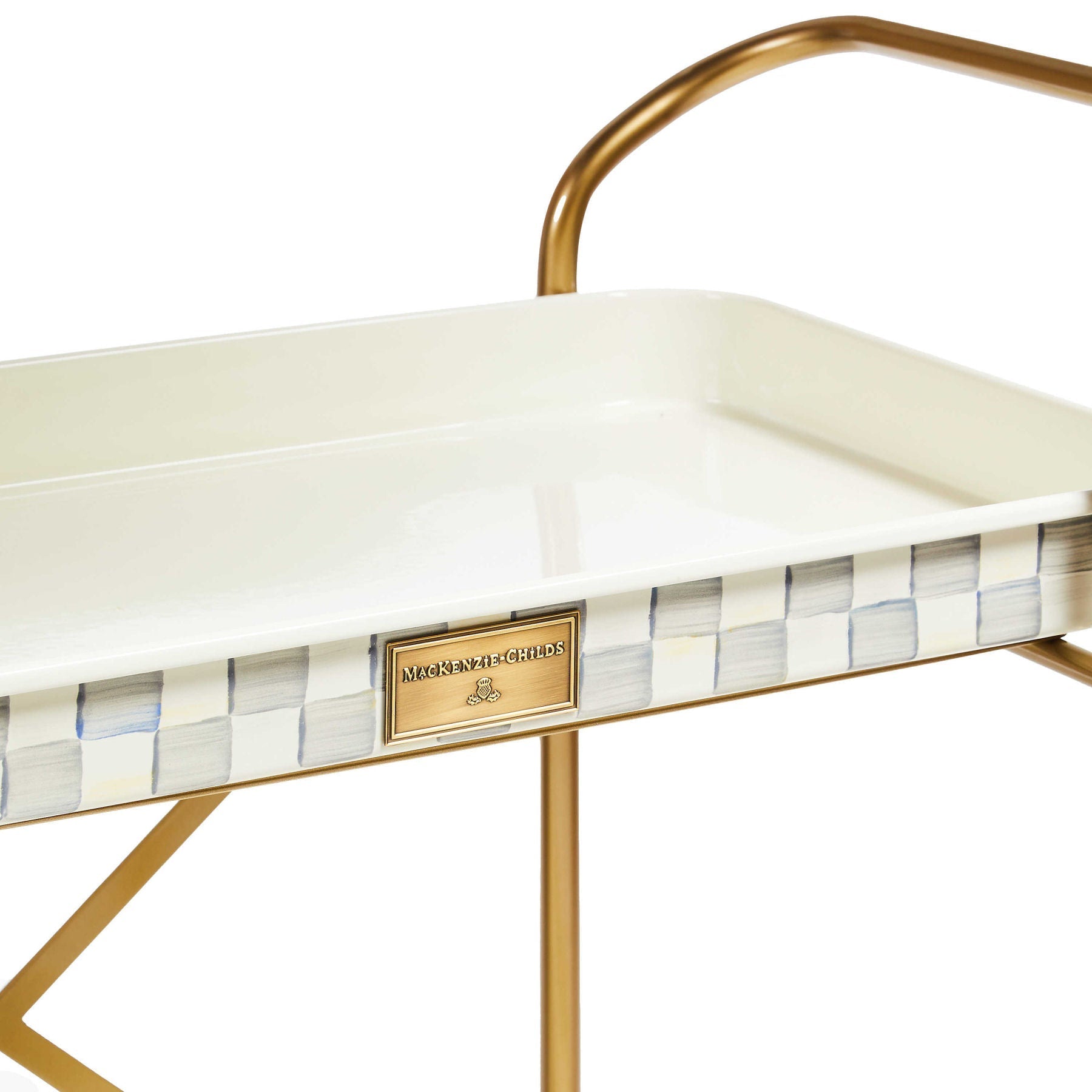 Dvoupatrový kuchyňský vozík Sterling Check od MacKenzie-Childs, s tácy s černobílým kostkovaným vzorem a mosazným rámem, Waterfall Bathrooms.
