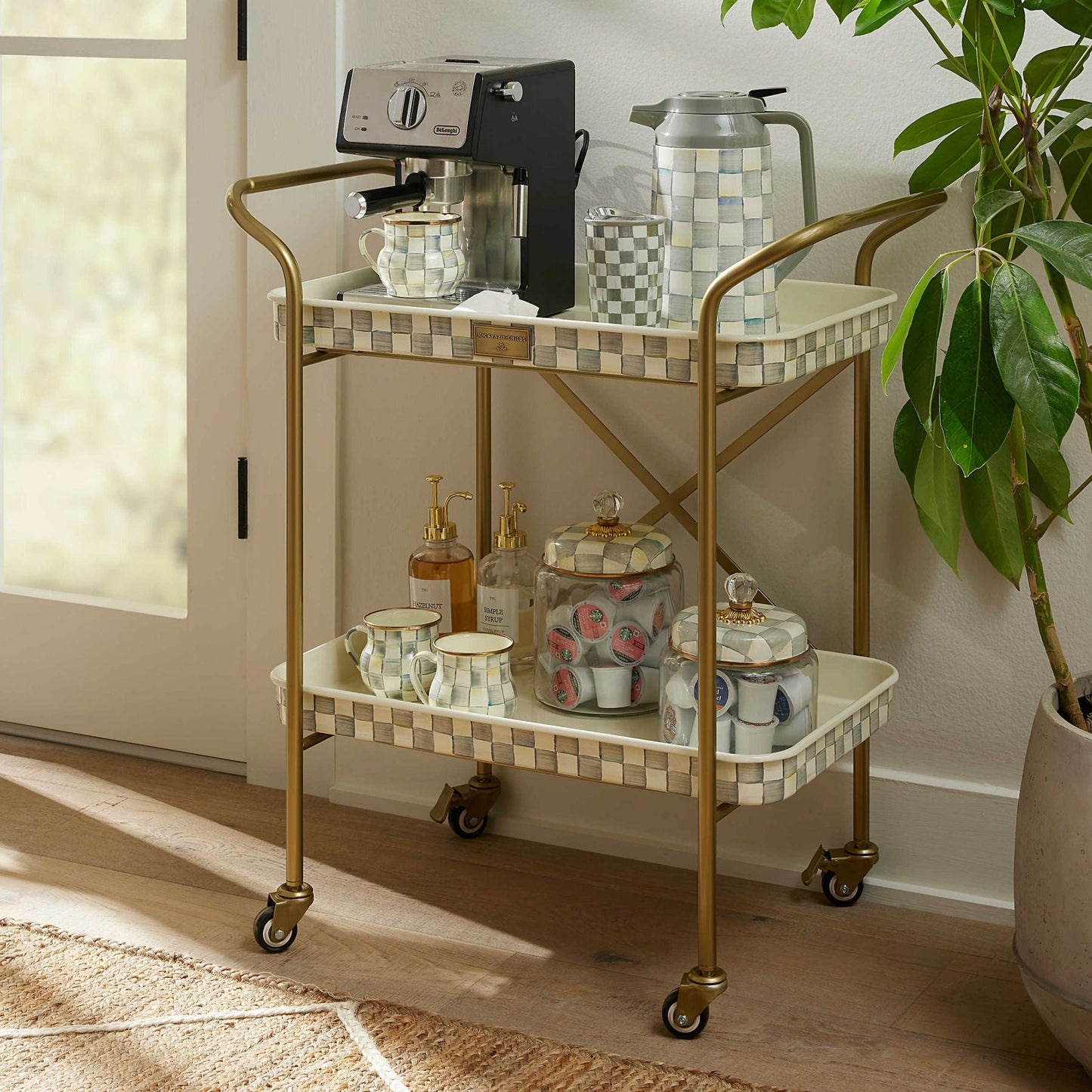 Dvoupatrový kuchyňský vozík Sterling Check od MacKenzie-Childs, s tácy s černobílým kostkovaným vzorem a mosazným rámem, Waterfall Bathrooms.
