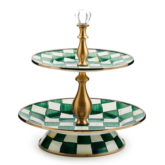 Dvoupatrový servírovací tác Emerald Check od MacKenzie-Childs se zeleným kostkovaným vzorem, Waterfall Bathrooms.