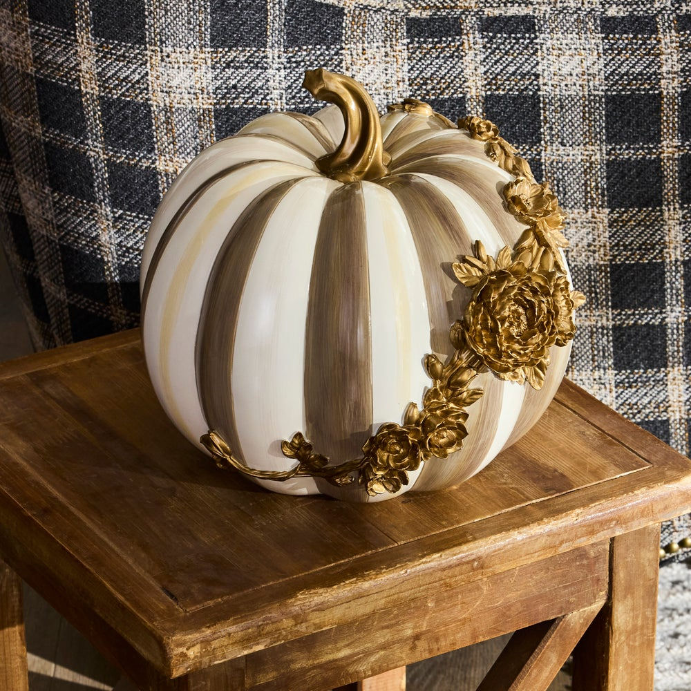 Dekorativní dýně s hnědými pruhy Mocha Stripe zdobená zlatou květinovou girlandou MacKenzie-Childs Waterfall Bathrooms