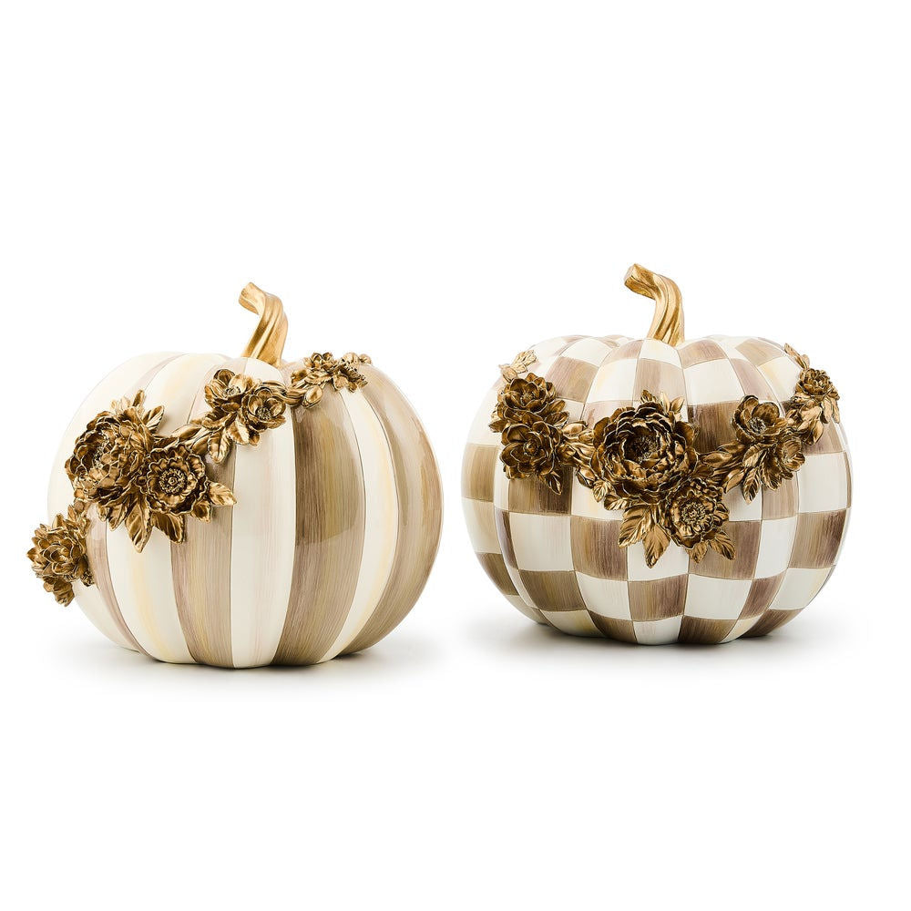 Dekorativní dýně s hnědými pruhy Mocha Stripe zdobená zlatou květinovou girlandou MacKenzie-Childs Waterfall Bathrooms