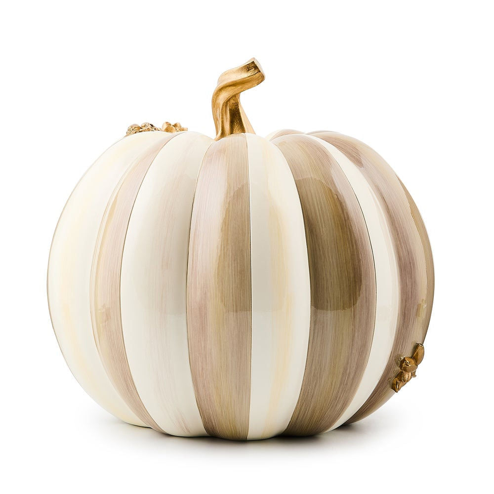 Dekorativní dýně s hnědými pruhy Mocha Stripe zdobená zlatou květinovou girlandou MacKenzie-Childs Waterfall Bathrooms