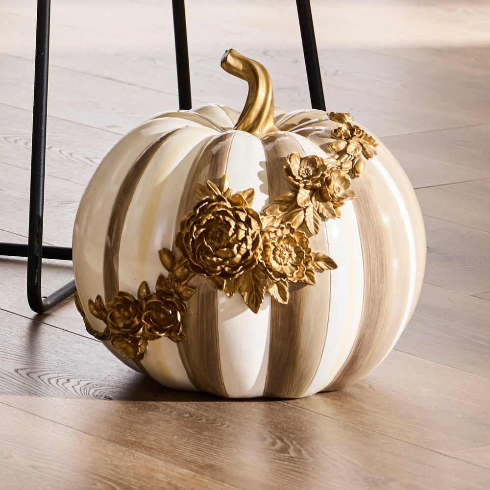 Dekorativní dýně s hnědými pruhy Mocha Stripe zdobená zlatou květinovou girlandou MacKenzie-Childs Waterfall Bathrooms