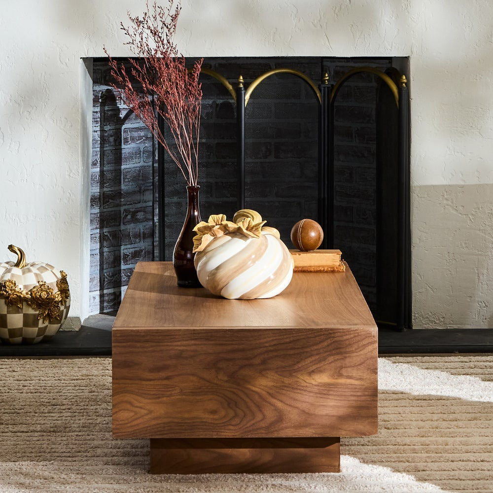 Dekorativní dýně se spirálovým hnědým vzorem Mocha Swirl zakroucená MacKenzie-Childs Waterfall Bathrooms
