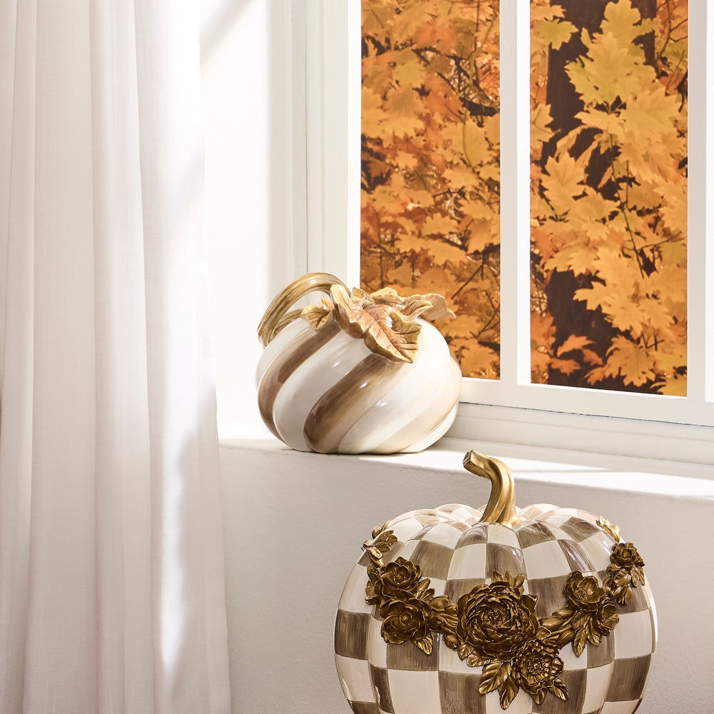 Dekorativní dýně se spirálovým hnědým vzorem Mocha Swirl zakroucená MacKenzie-Childs Waterfall Bathrooms