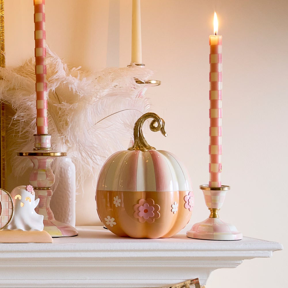 Dekorativní dýně s růžovými pruhy Rosy Stripe a plastickými květinami MacKenzie-Childs Waterfall Bathrooms