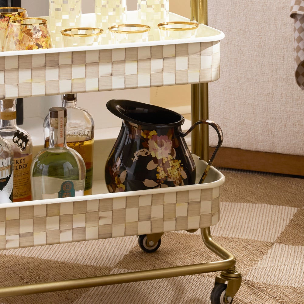 Smaltovaný džbán Wild Rose Brown od MacKenzie-Childs s květinovými obtisky na hnědém podkladu, Waterfall Bathrooms.