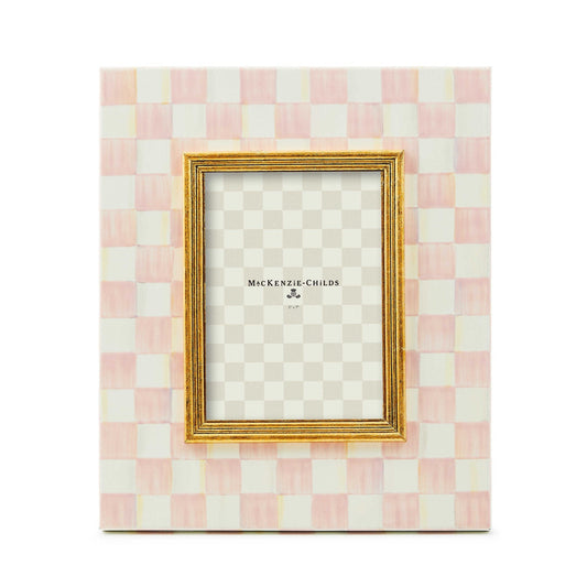 Fotorámeček Rosy Check 13 x 18 cm od MACKENZIE-CHILDS, ručně malované růžové kostičky, ocel, lněná zadní strana s mosaznou logotypovou destičkou, Waterfall Bathrooms.
