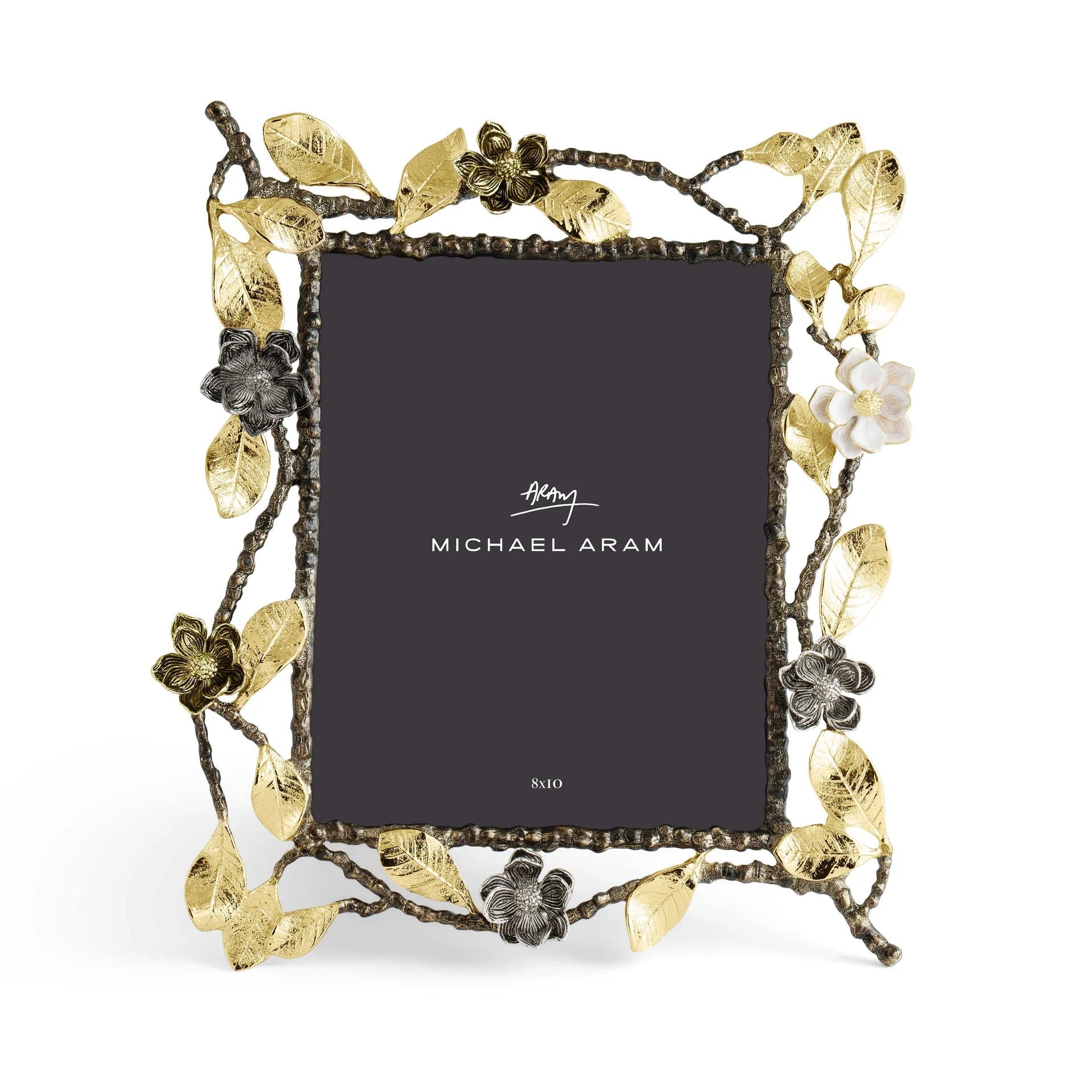 Fotorámeček Vintage Bloom od Michael Aram ve dvou velikostech, zdobený motivem botanických květů, s povrchovou úpravou Antique Gold, niklem a smaltem, Waterfall Bathrooms.

