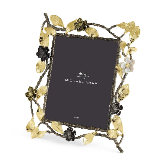 Fotorámeček Vintage Bloom od Michael Aram ve dvou velikostech, zdobený motivem botanických květů, s povrchovou úpravou Antique Gold, niklem a smaltem, Waterfall Bathrooms.

